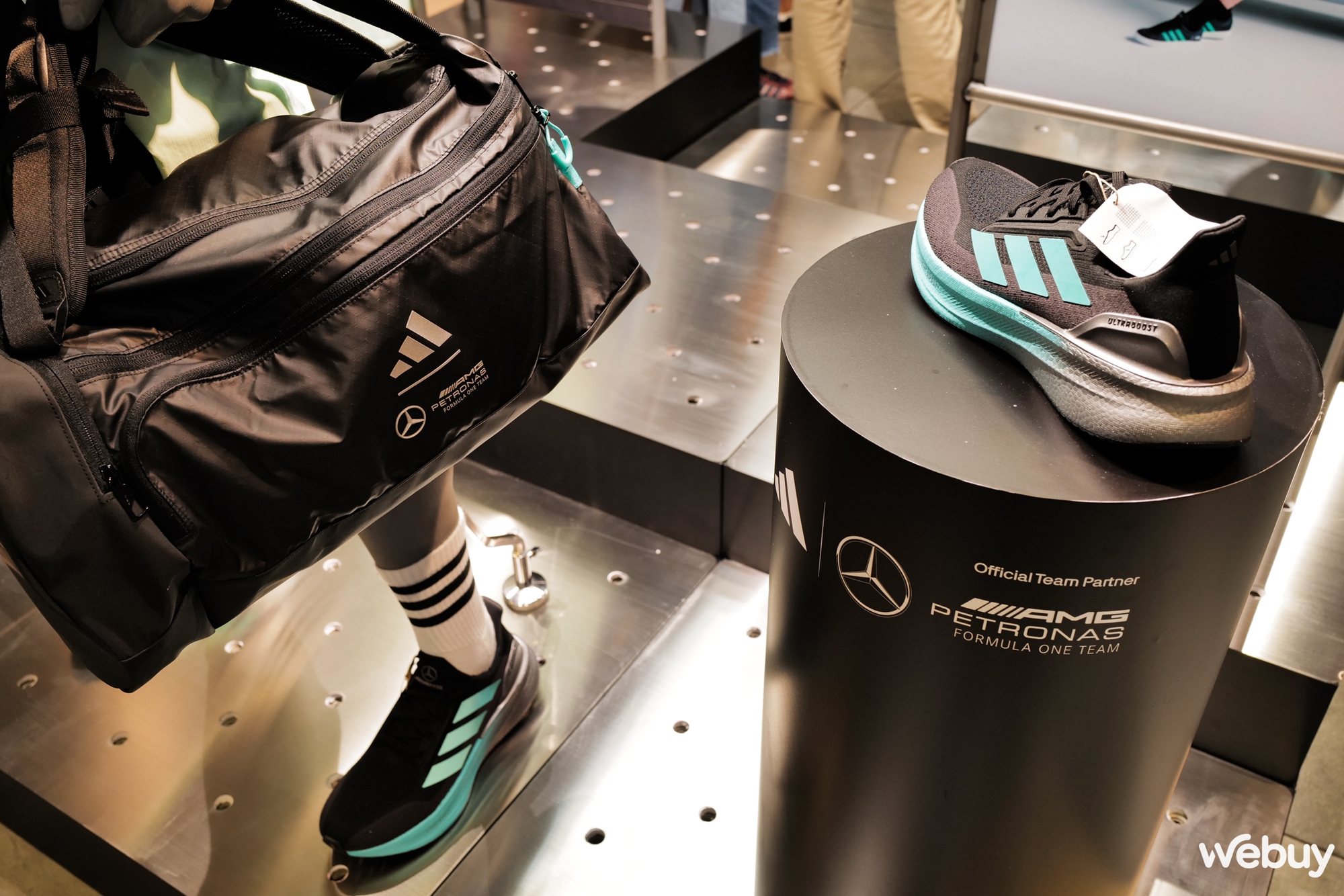 adidas ra mắt bộ sưu tập Motorsport mới toanh, đánh dấu sự hợp tác với đội đua F1 Mercedes-AMG Petronas- Ảnh 8.