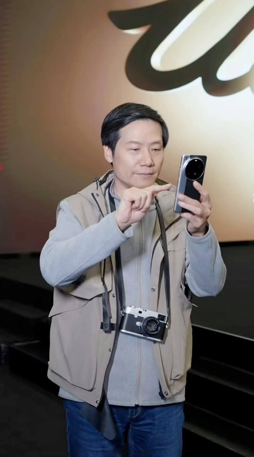 CEO Xiaomi Lôi Quân trên tay Xiaomi 15 Ultra: Thiết kế như máy ảnh Leica- Ảnh 2.