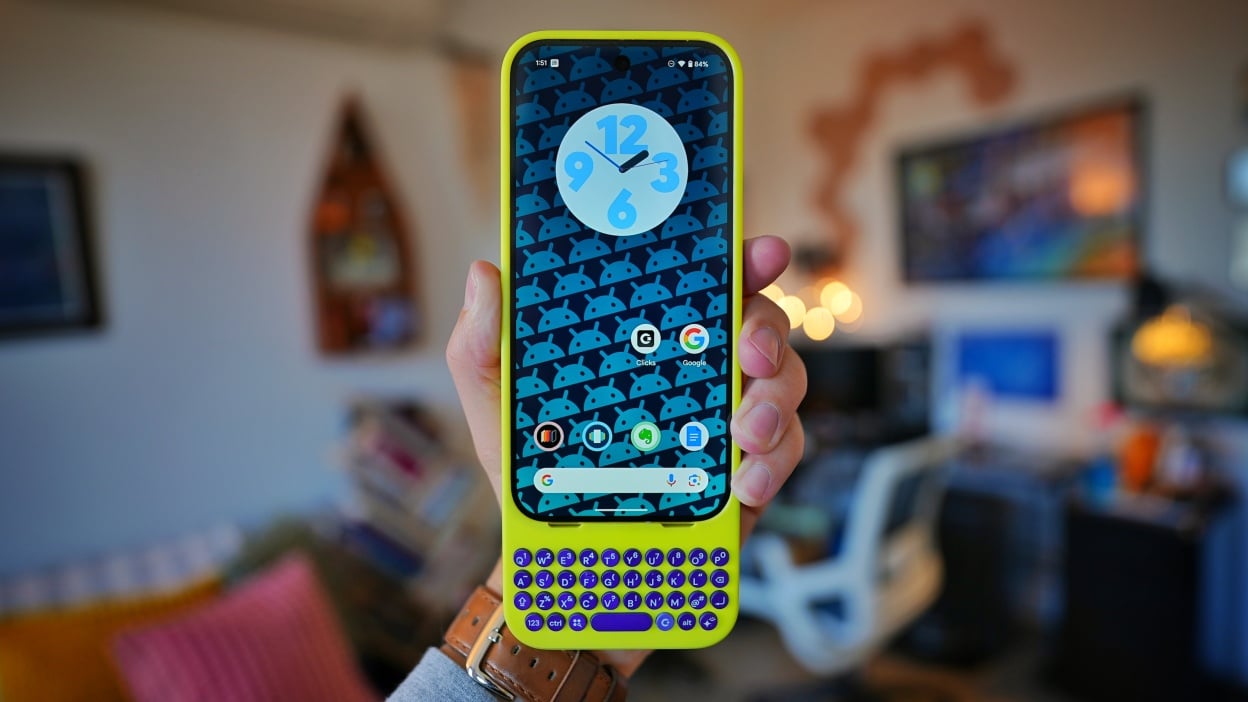 Case bàn phím iPhone tưởng bị chê mà bán chạy, sắp có cho Android, lắp vào điện thoại gập như 