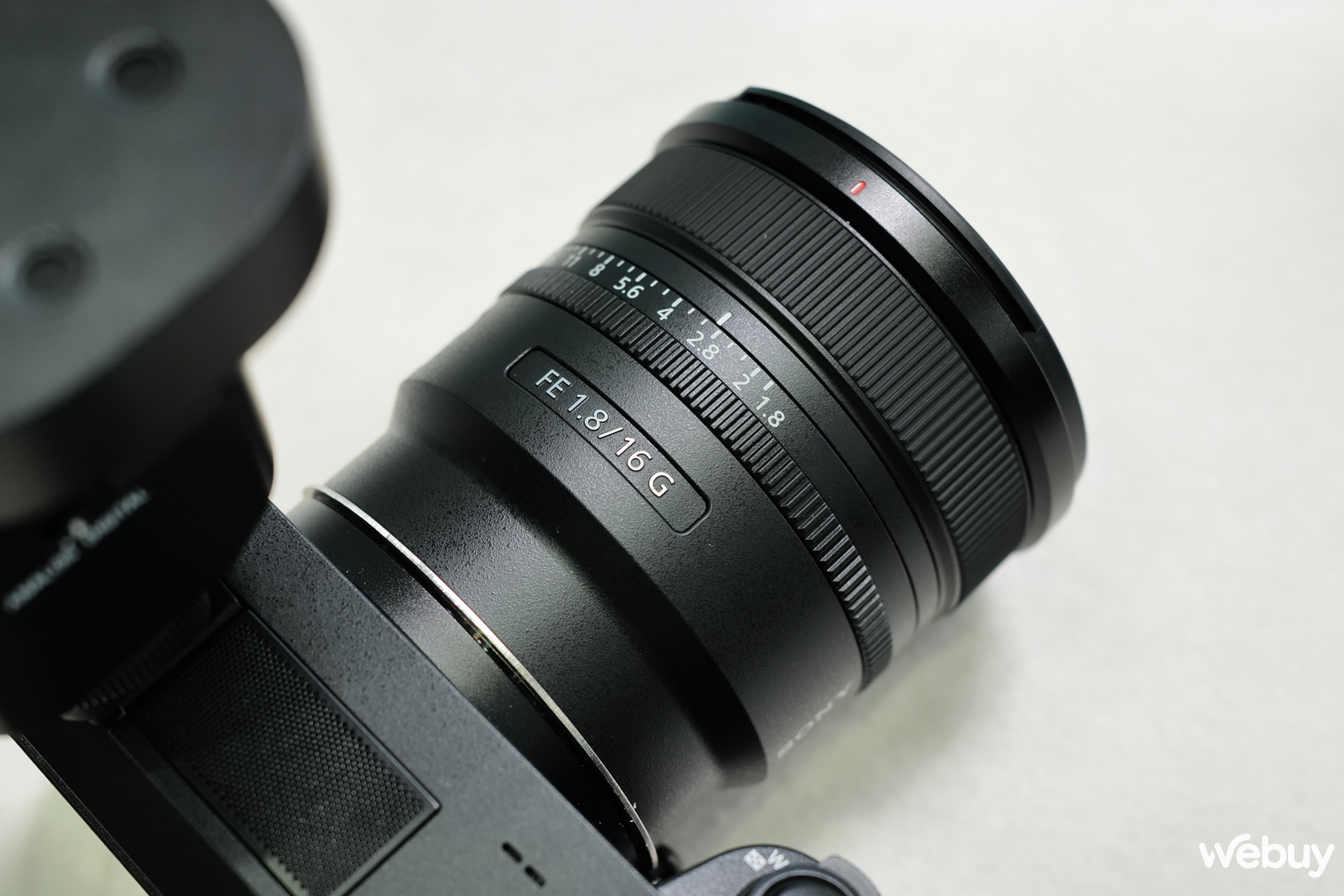 Trên tay ống kính Sony 16mm f/1.8 G: Bất ngờ với kích thước nhỏ và trọng lượng nhẹ- Ảnh 5.