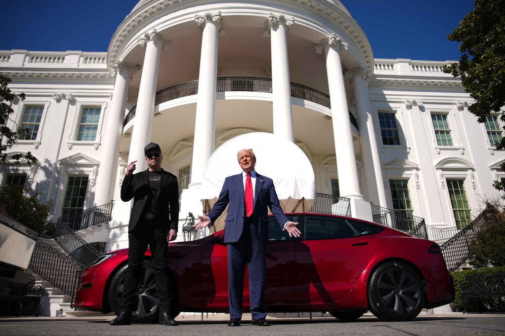 Ông Trump mua xe Tesla để ủng hộ Elon Musk giữa khủng hoảng- Ảnh 1.