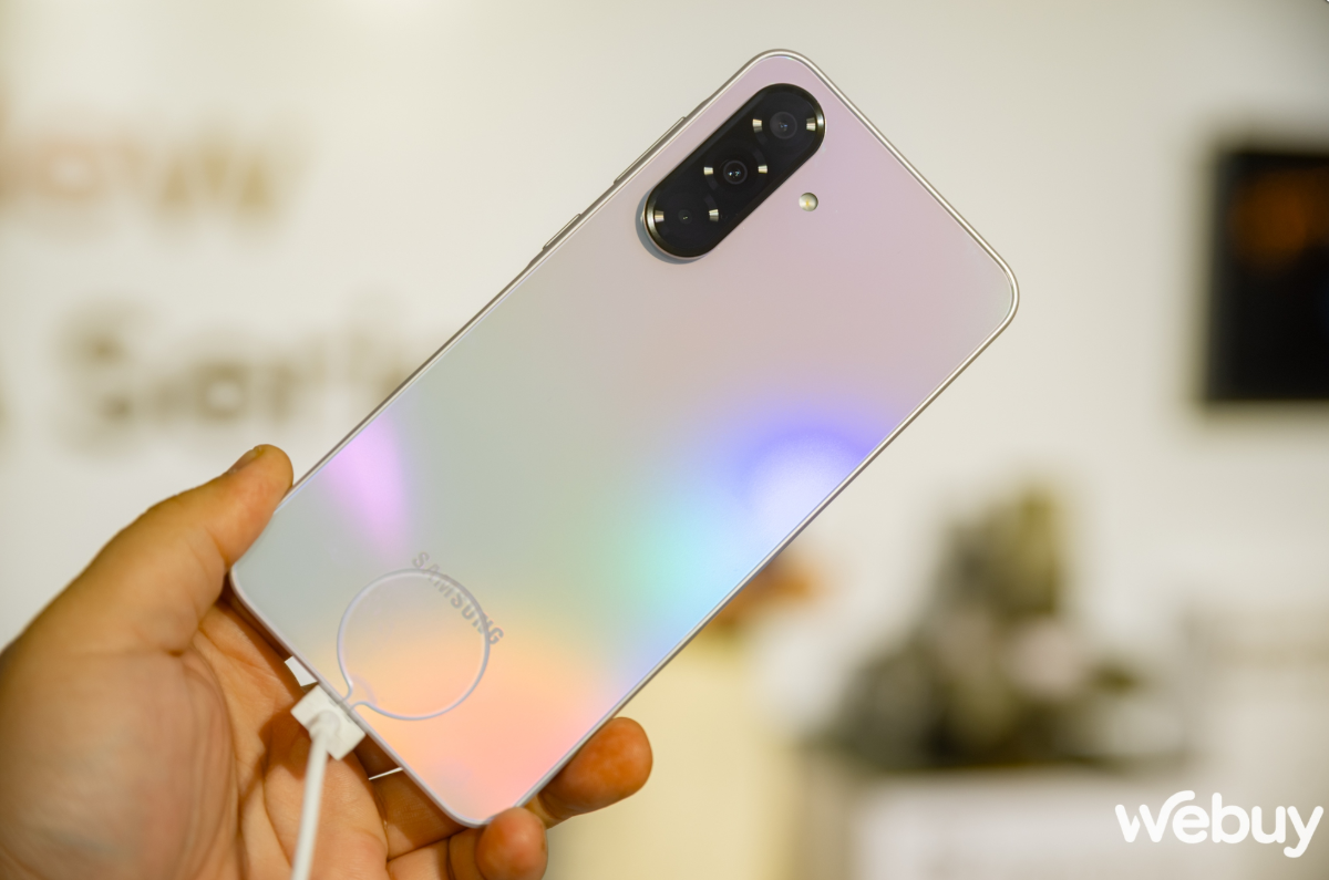 Ấn tượng đầu tiên về Galaxy A 2025: Thiết kế vươn tầm cao cấp, cấu hình mạnh, có tính năng AI mà nhóm bạn nào cũng cần- Ảnh 6.