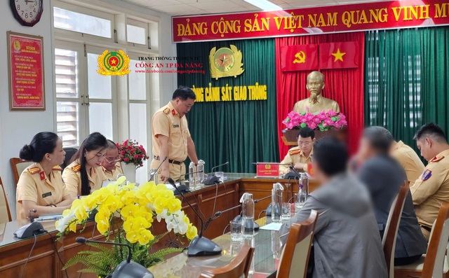 Dàn siêu xe ngang nhiên vượt đèn đỏ giữa trung tâm Đà Nẵng: Xử phạt 167 triệu đồng, tạm giữ 11 bằng lái- Ảnh 2.