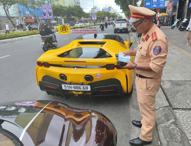 Dàn siêu xe ngang nhiên vượt đèn đỏ giữa trung tâm Đà Nẵng: Xử phạt 167 triệu đồng, tạm giữ 11 bằng lái- Ảnh 4.