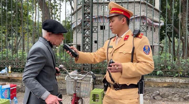 Uống 3 cốc bia rồi đi xe đạp, cụ ông ở Hà Nội bị xử phạt vi phạm nồng độ cồn- Ảnh 1. Uống 3 cốc bia rồi đi xe đạp, cụ ông ở Hà Nội bị xử phạt vi phạm nồng độ cồn- Ảnh 1.