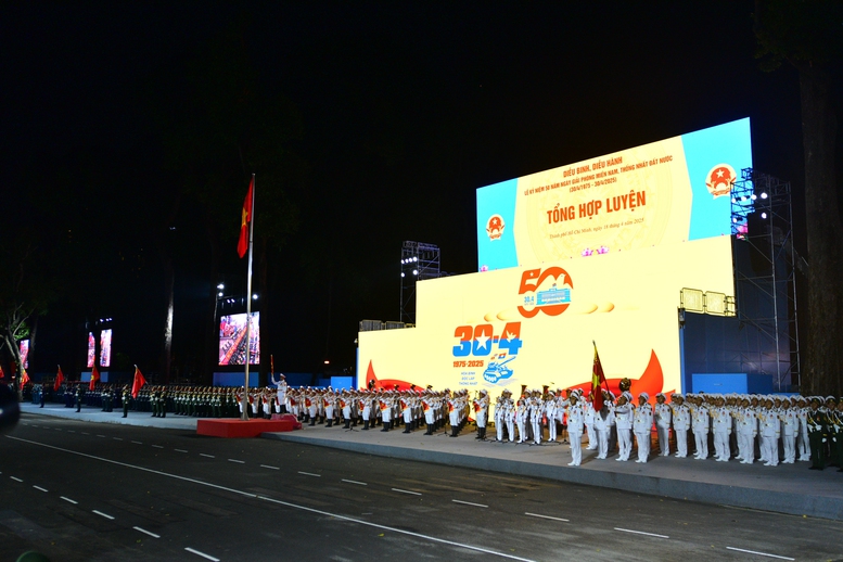 Sôi sục không khí chuẩn bị lễ diễu binh, diễu hành lịch sử 50 năm mới có một lần: 100 triệu dân mong chờ- Ảnh 9. Sôi sục không khí chuẩn bị lễ diễu binh, diễu hành lịch sử 50 năm mới có một lần: 100 triệu dân mong chờ- Ảnh 9.