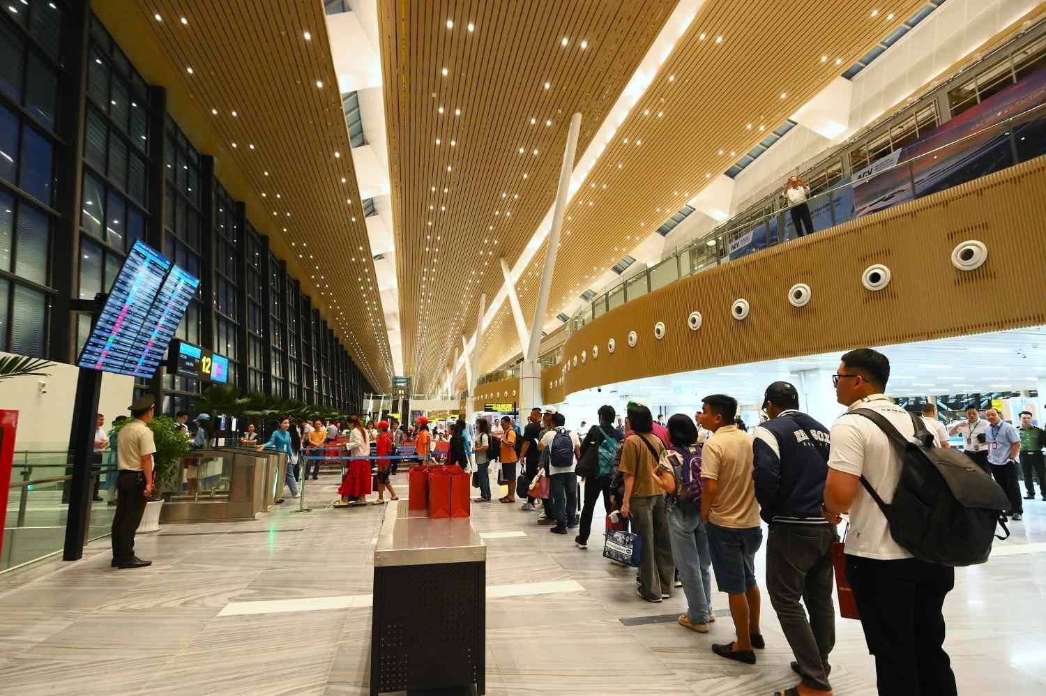 Bên trong Nhà ga hành khách hiện đại nhất Việt Nam, chuyến bay khai trương chính thức cất cánh- Ảnh 10. Bên trong Nhà ga hành khách hiện đại nhất Việt Nam, chuyến bay khai trương chính thức cất cánh- Ảnh 10.