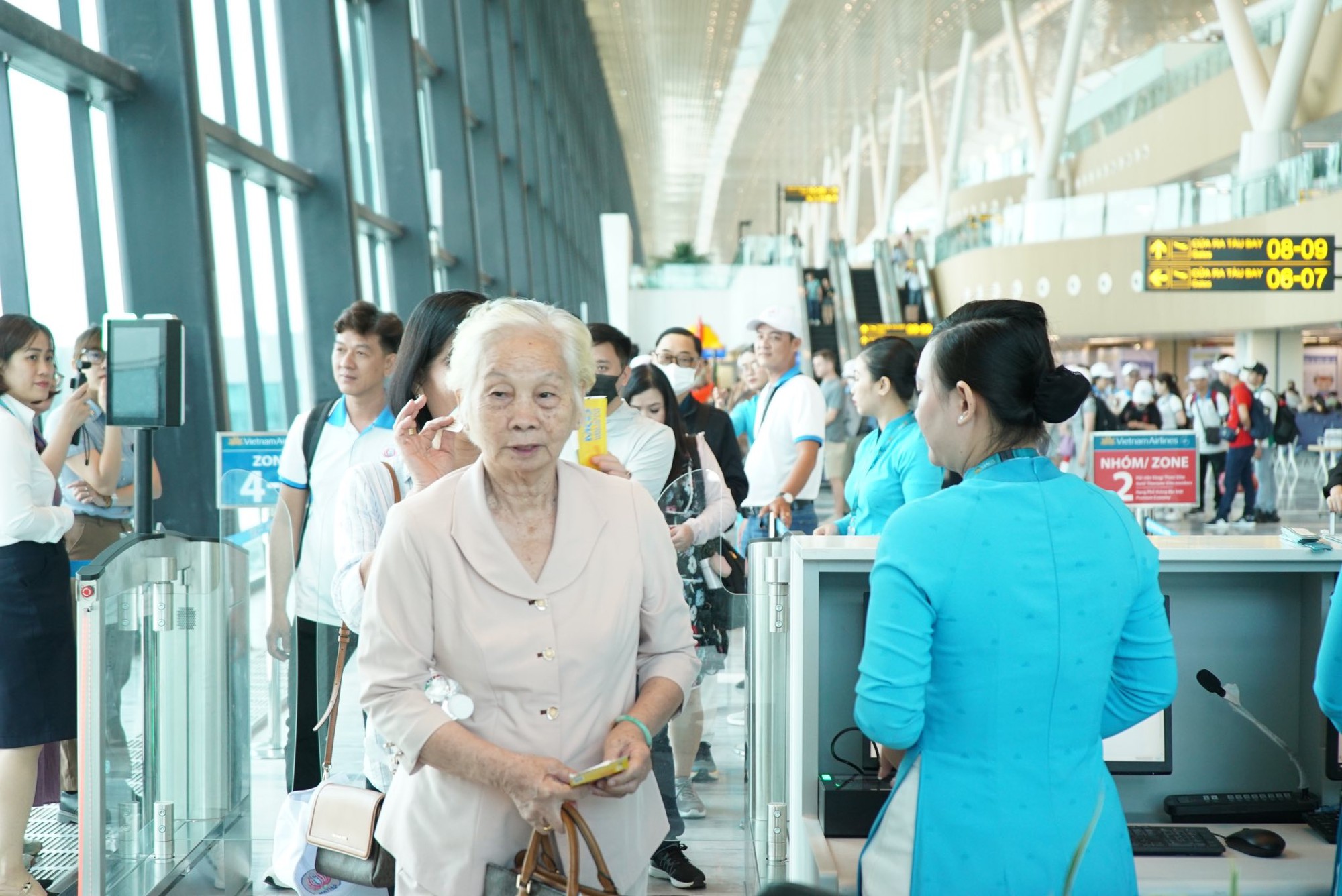 Bên trong Nhà ga hành khách hiện đại nhất Việt Nam, chuyến bay khai trương chính thức cất cánh- Ảnh 6. Bên trong Nhà ga hành khách hiện đại nhất Việt Nam, chuyến bay khai trương chính thức cất cánh- Ảnh 6.