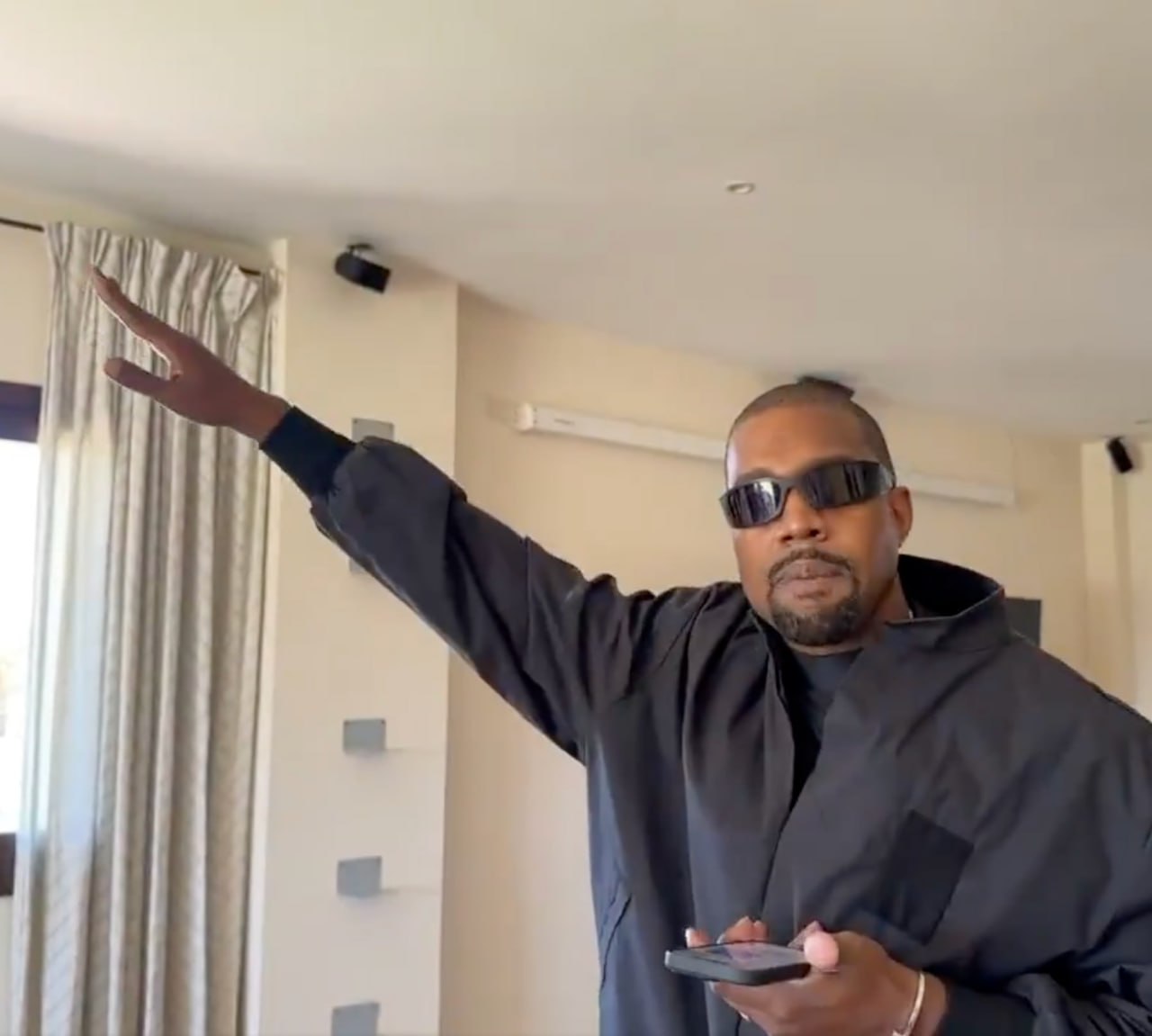 Kanye West gia nhập Twitch, livestream được vỏn vẹn 7 phút thì bị ban- Ảnh 1. Kanye West gia nhập Twitch, livestream được vỏn vẹn 7 phút thì bị ban- Ảnh 1.