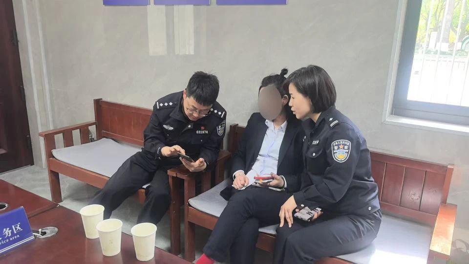 Ra ngân hàng rút hơn 500 triệu đồng từ tài khoản, người phụ nữ bất ngờ bị cảnh sát Ra ngân hàng rút hơn 500 triệu đồng từ tài khoản, người phụ nữ bất ngờ bị cảnh sát