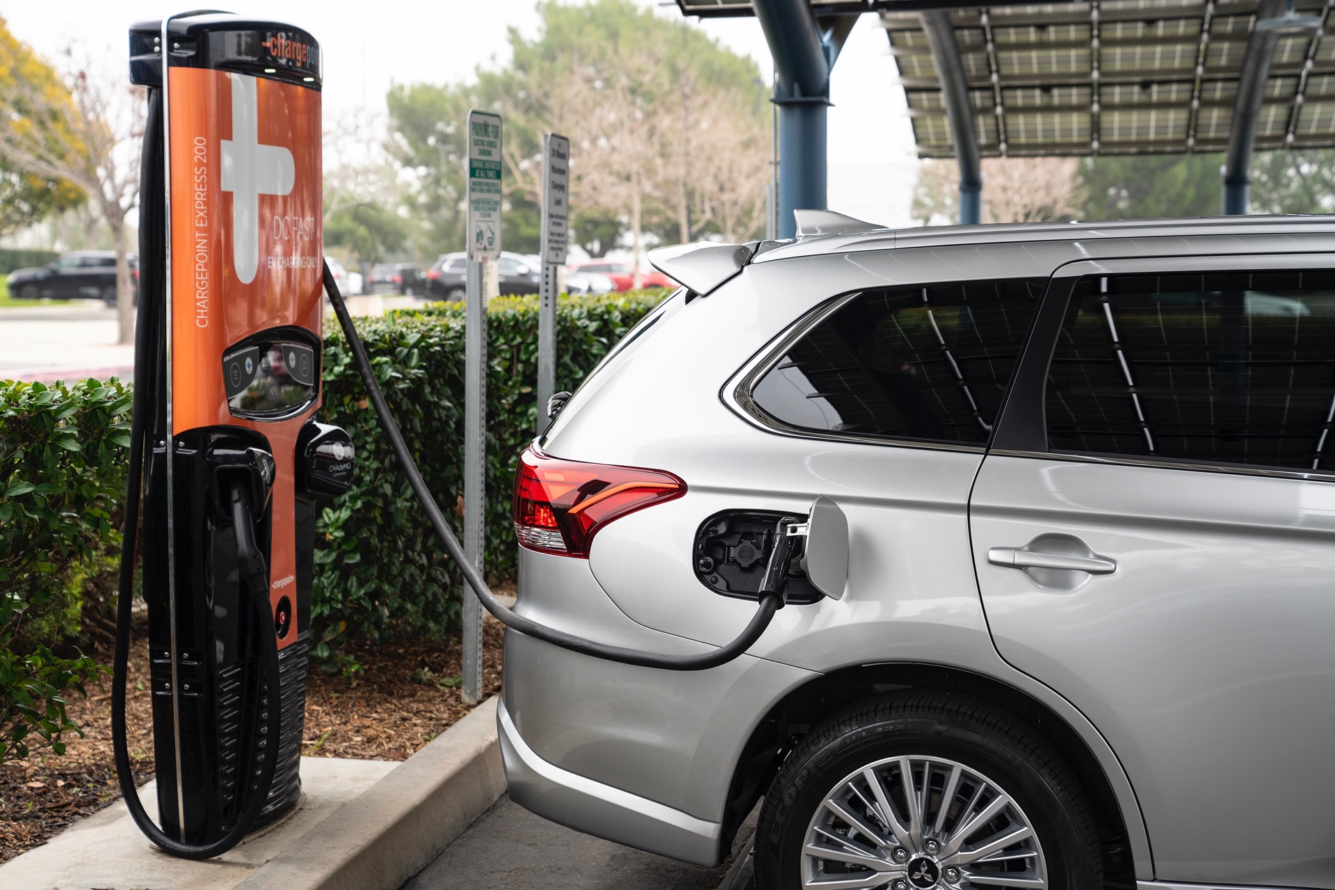 PHEV - Xe lai điện nhưng chỉ chạy xăng thì sao: Phải sạc hay không bắt buộc?- Ảnh 1. PHEV - Xe lai điện nhưng chỉ chạy xăng thì sao: Phải sạc hay không bắt buộc?- Ảnh 1.