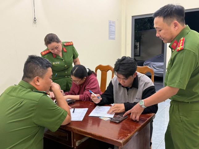 Công an làm việc với 2 TikToker dàn dựng- Ảnh 3. Công an làm việc với 2 TikToker dàn dựng- Ảnh 3.