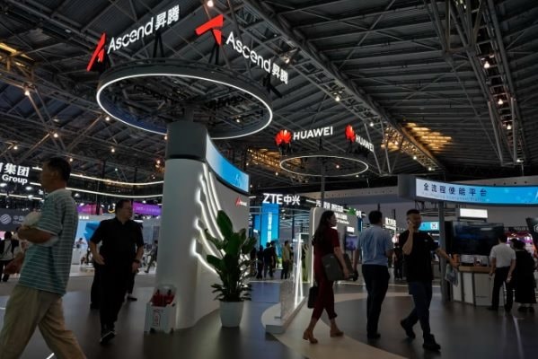 Không gì là không thể: Sau hệ điều hành 'cây nhà lá vườn', Huawei sắp ra mắt chip mới, tuyên bố mạnh ngang ngửa chip của Nvidia- Ảnh 1. Không gì là không thể: Sau hệ điều hành 'cây nhà lá vườn', Huawei sắp ra mắt chip mới, tuyên bố mạnh ngang ngửa chip của Nvidia- Ảnh 1.