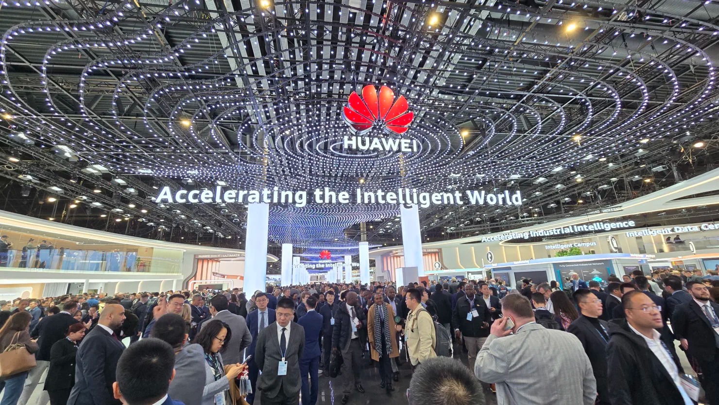 Từ 'không chip, không Android, không cửa thoát' đến tăng trưởng gần 120 tỷ USD: Huawei đã làm gì trong 2024?- Ảnh 1. Từ 'không chip, không Android, không cửa thoát' đến tăng trưởng gần 120 tỷ USD: Huawei đã làm gì trong 2024?- Ảnh 1.