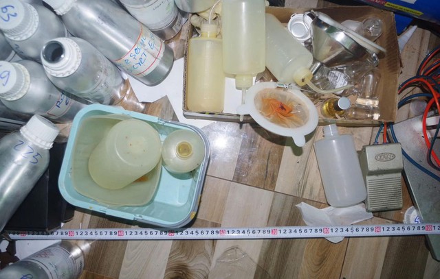 Rùng mình cách pha chế những chai nước hoa giả “Made in Dubai”: Trộn hoá chất bằng máy đánh trứng, chiết bằng ống bơm xi lanh- Ảnh 3.