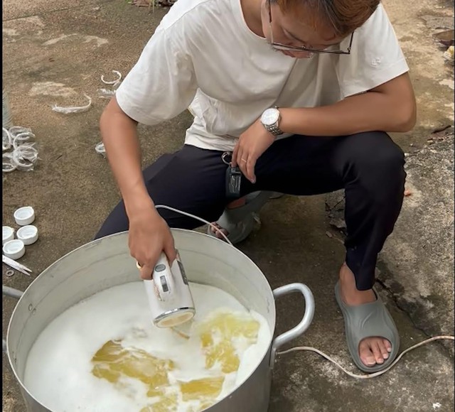 Rùng mình cách pha chế những chai nước hoa giả “Made in Dubai”: Trộn hoá chất bằng máy đánh trứng, chiết bằng ống bơm xi lanh- Ảnh 1.