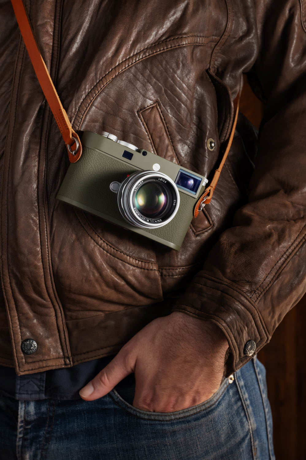 Máy ảnh cao cấp Leica M11-P có thêm phiên bản Safari phối màu xanh olive, giá 9250 Euro- Ảnh 5. Máy ảnh cao cấp Leica M11-P có thêm phiên bản Safari phối màu xanh olive, giá 9250 Euro- Ảnh 5.
