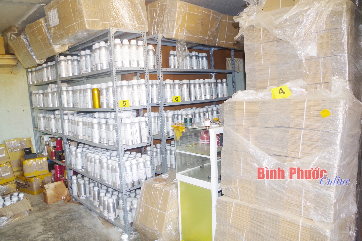 Rùng mình cách pha chế những chai nước hoa giả “Made in Dubai”: Trộn hoá chất bằng máy đánh trứng, chiết bằng ống bơm xi lanh- Ảnh 4.