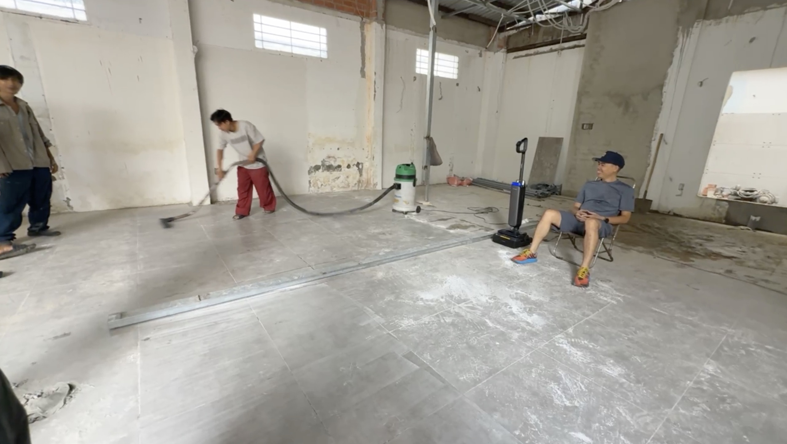 Admin Tinh Tế đem máy lau hút khô ướt ra công trường đấu với máy chuyên dụng: 