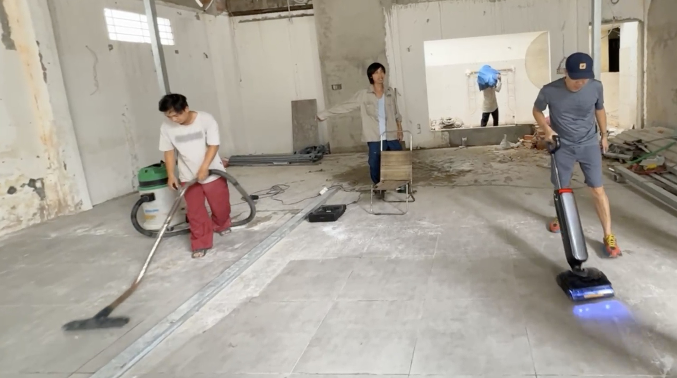 Admin Tinh Tế đem máy lau hút khô ướt ra công trường đấu với máy chuyên dụng: 