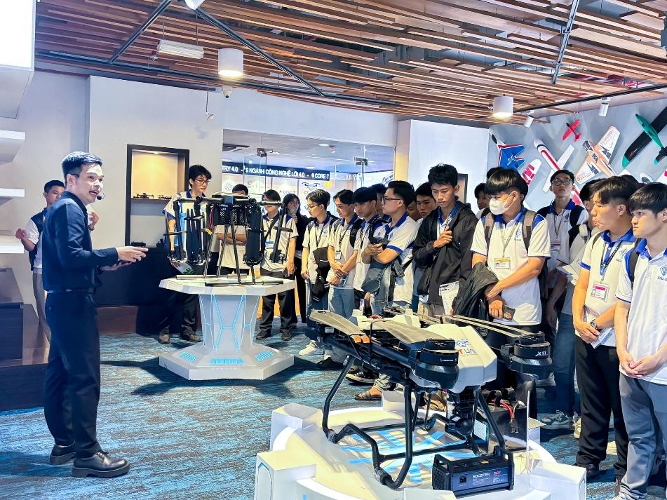150 sinh viên xuất sắc đại học Cần Thơ vượt 180 km đến thăm CT Innovation Hub- Ảnh 2.