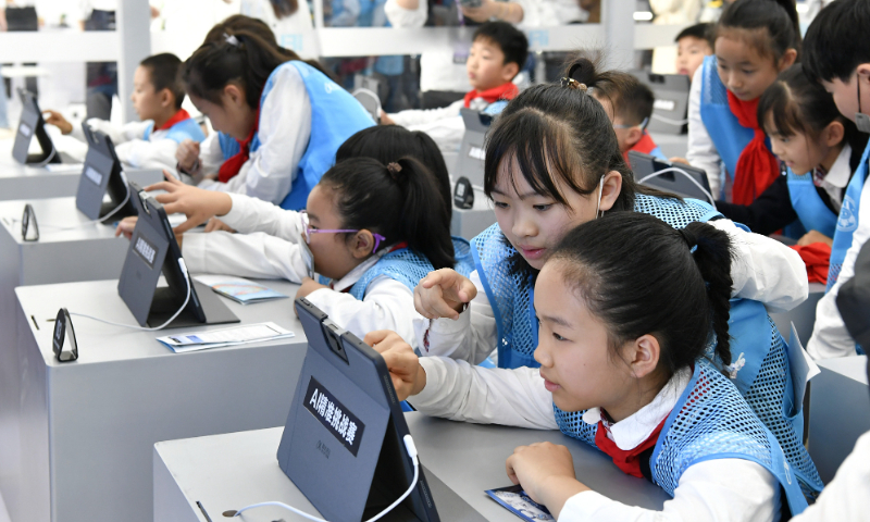 Trung Quốc thúc đẩy giáo dục AI từ sớm, nhưng 'siết' cách dùng: Học sinh không được viết bài bằng chatbot, giáo viên không được nhờ AI dạy thay- Ảnh 1. Trung Quốc thúc đẩy giáo dục AI từ sớm, nhưng 'siết' cách dùng: Học sinh không được viết bài bằng chatbot, giáo viên không được nhờ AI dạy thay- Ảnh 1.
