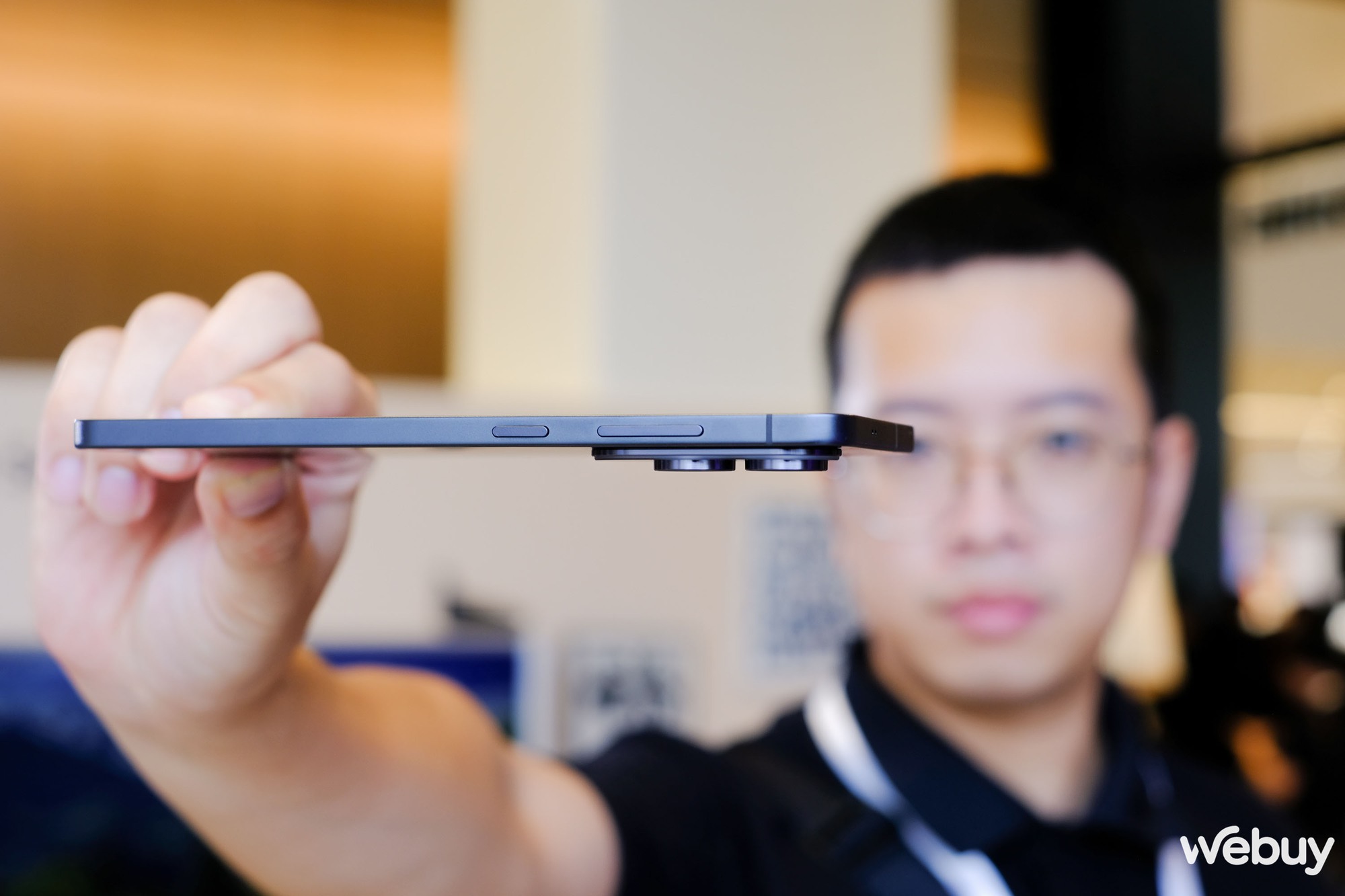 Samsung châm chọc iPhone “nặng và dày” để quảng bá Galaxy S25 Edge siêu mỏng nhẹ- Ảnh 1. Samsung châm chọc iPhone “nặng và dày” để quảng bá Galaxy S25 Edge siêu mỏng nhẹ- Ảnh 1.
