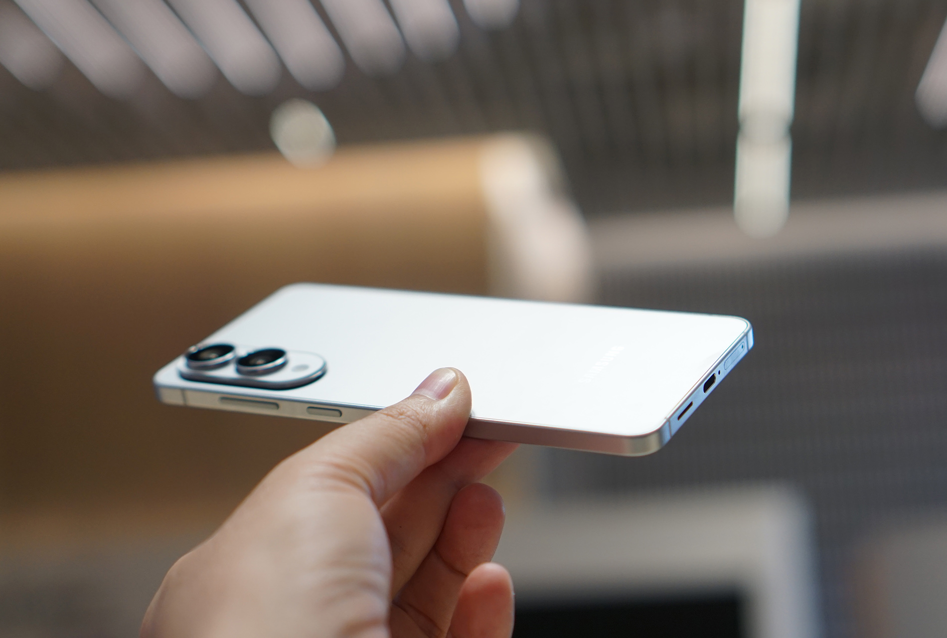 Cận cảnh smartphone mỏng 5,8 mm, giá bán 30 triệu đồng từ Samsung- Ảnh 1. Cận cảnh smartphone mỏng 5,8 mm, giá bán 30 triệu đồng từ Samsung- Ảnh 1.