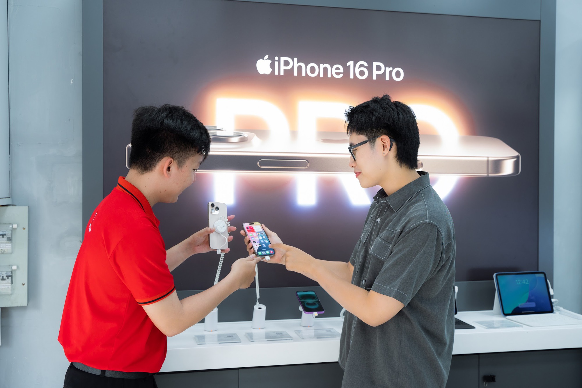 Lên đời iPhone 16 Pro Max nhận trợ giá đến 4 triệu VNĐ, trả góp dễ dàng- Ảnh 2.