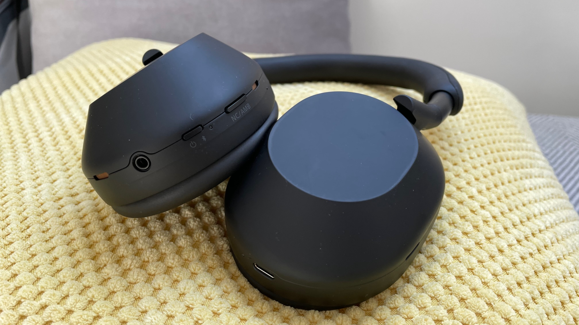 Sony WH-1000XM5 ‘lên bàn cân’ với Bose QuietComfort 700: Cuộc đối đầu tai nghe chống ồn cao cấp, ai xứng đáng hơn?- Ảnh 9. Sony WH-1000XM5 ‘lên bàn cân’ với Bose QuietComfort 700: Cuộc đối đầu tai nghe chống ồn cao cấp, ai xứng đáng hơn?- Ảnh 9.