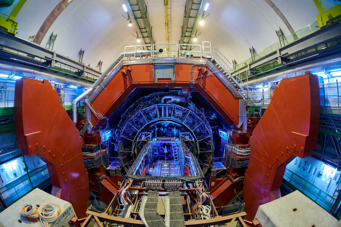 'Giả kim thuật' là điều hoàn toàn có thực: Các nhà vật lý tại CERN đã có thể biến chì thành vàng- Ảnh 3. 'Giả kim thuật' là điều hoàn toàn có thực: Các nhà vật lý tại CERN đã có thể biến chì thành vàng- Ảnh 3.
