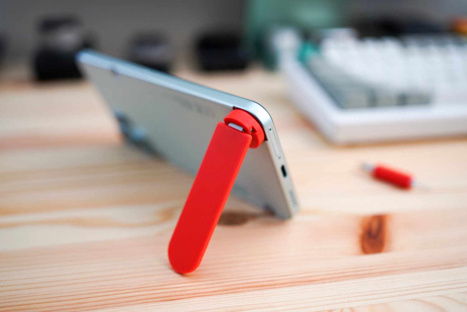 Điện thoại lạ mặt lưng hở cả ốc vít, hàng xách tay cũng được săn đón vì có NFC, quét và dùng VNeID thoải mái- Ảnh 5. Điện thoại lạ mặt lưng hở cả ốc vít, hàng xách tay cũng được săn đón vì có NFC, quét và dùng VNeID thoải mái- Ảnh 5.