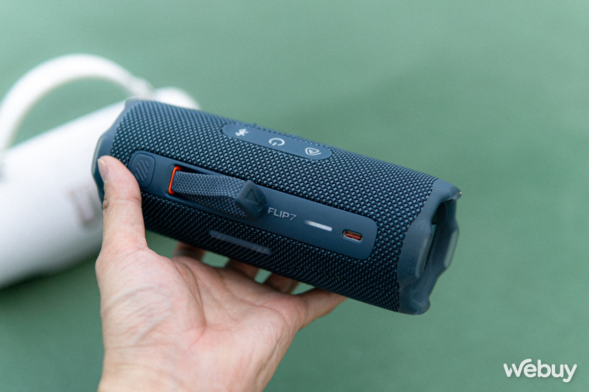 Dùng thử JBL Flip 7 và Charge 6: Âm thanh tùy biến sâu, pin “trâu” hơn, thêm AuraCast, chống nước/rơi vỡ, phát nhạc lossless, giá từ 3.59 triệu- Ảnh 3. Dùng thử JBL Flip 7 và Charge 6: Âm thanh tùy biến sâu, pin “trâu” hơn, thêm AuraCast, chống nước/rơi vỡ, phát nhạc lossless, giá từ 3.59 triệu- Ảnh 3.