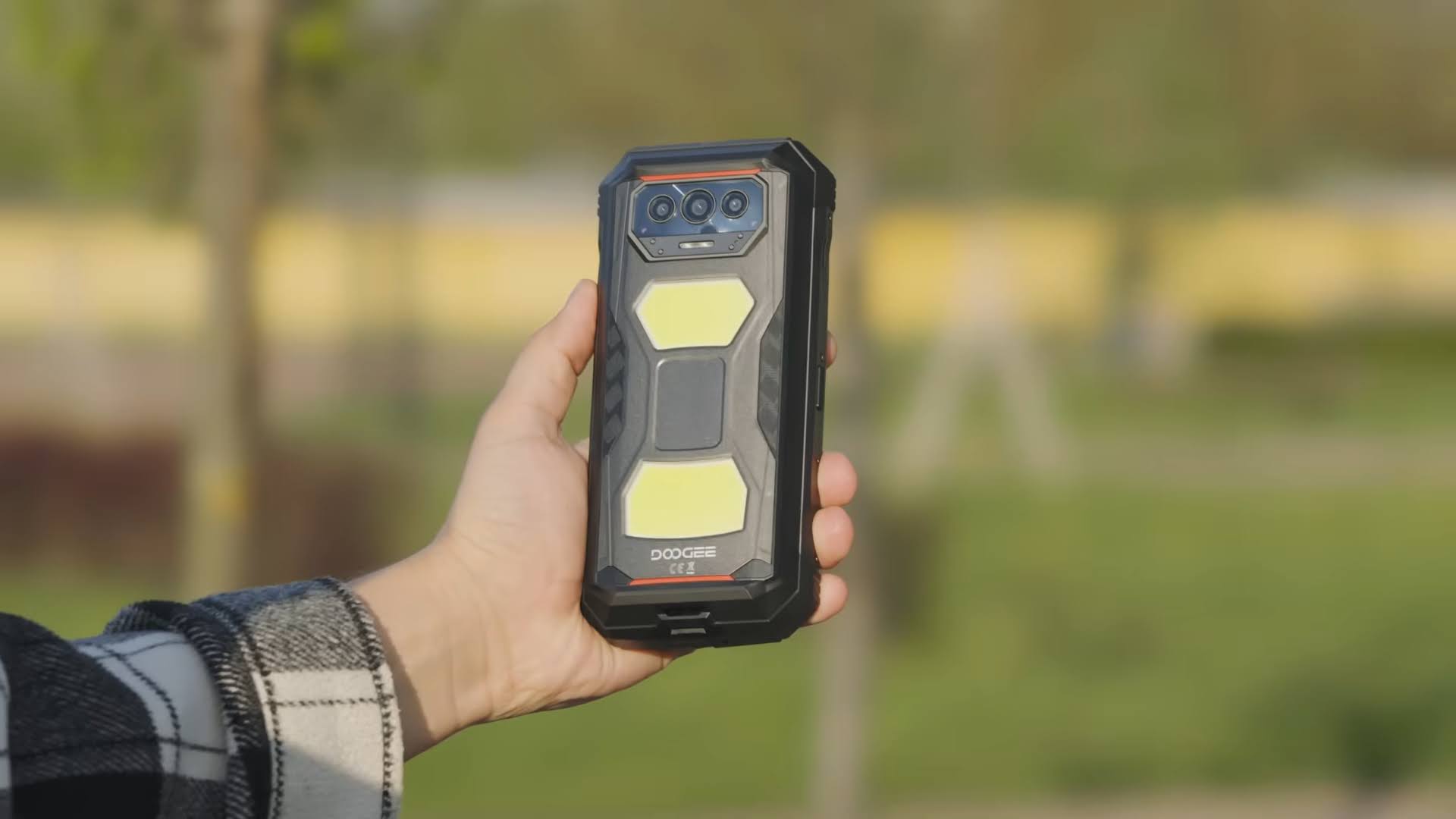 Điện thoại pin khủng 22.000mAh ra mắt: Dùng cả tuần, camera hồng ngoại soi đêm, rơi vỡ không hỏng, đèn pin siêu sáng, nặng hơn nửa kg- Ảnh 4. Điện thoại pin khủng 22.000mAh ra mắt: Dùng cả tuần, camera hồng ngoại soi đêm, rơi vỡ không hỏng, đèn pin siêu sáng, nặng hơn nửa kg- Ảnh 4.