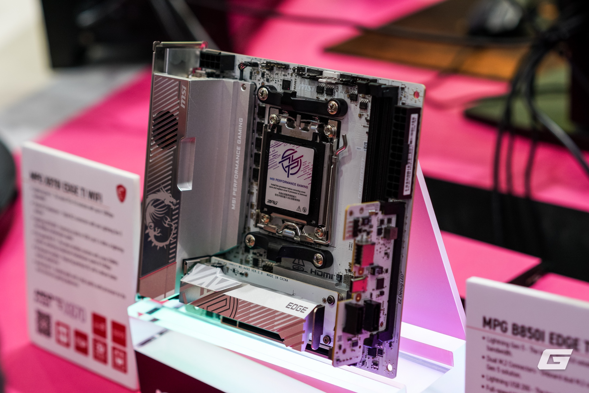 Dạo qua gian hàng MSI tại Computex 2025: GPU mạ Titan, tản nhiệt CPU mà có màn hình... to như smartphone- Ảnh 8. Dạo qua gian hàng MSI tại Computex 2025: GPU mạ Titan, tản nhiệt CPU mà có màn hình... to như smartphone- Ảnh 8.