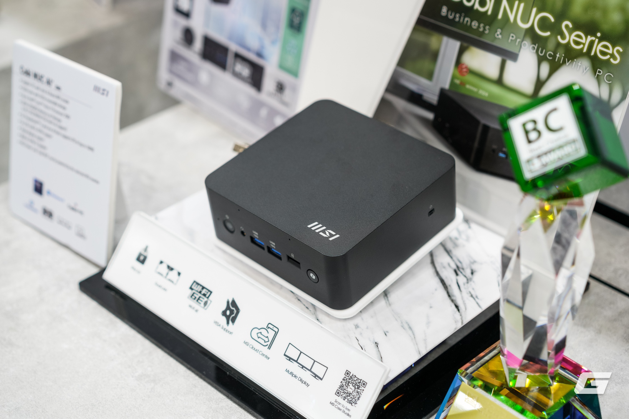 Dạo qua gian hàng MSI tại Computex 2025: GPU mạ Titan, tản nhiệt CPU mà có màn hình... to như smartphone- Ảnh 1. Dạo qua gian hàng MSI tại Computex 2025: GPU mạ Titan, tản nhiệt CPU mà có màn hình... to như smartphone- Ảnh 1.