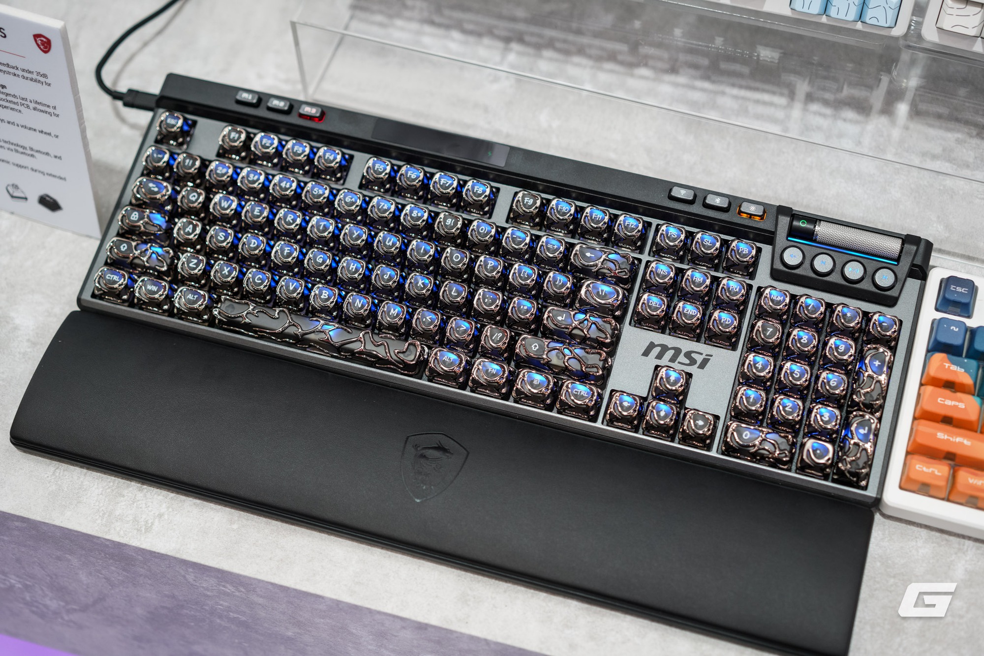 Dạo qua gian hàng MSI tại Computex 2025: GPU mạ Titan, tản nhiệt CPU mà có màn hình... to như smartphone- Ảnh 35. Dạo qua gian hàng MSI tại Computex 2025: GPU mạ Titan, tản nhiệt CPU mà có màn hình... to như smartphone- Ảnh 35.