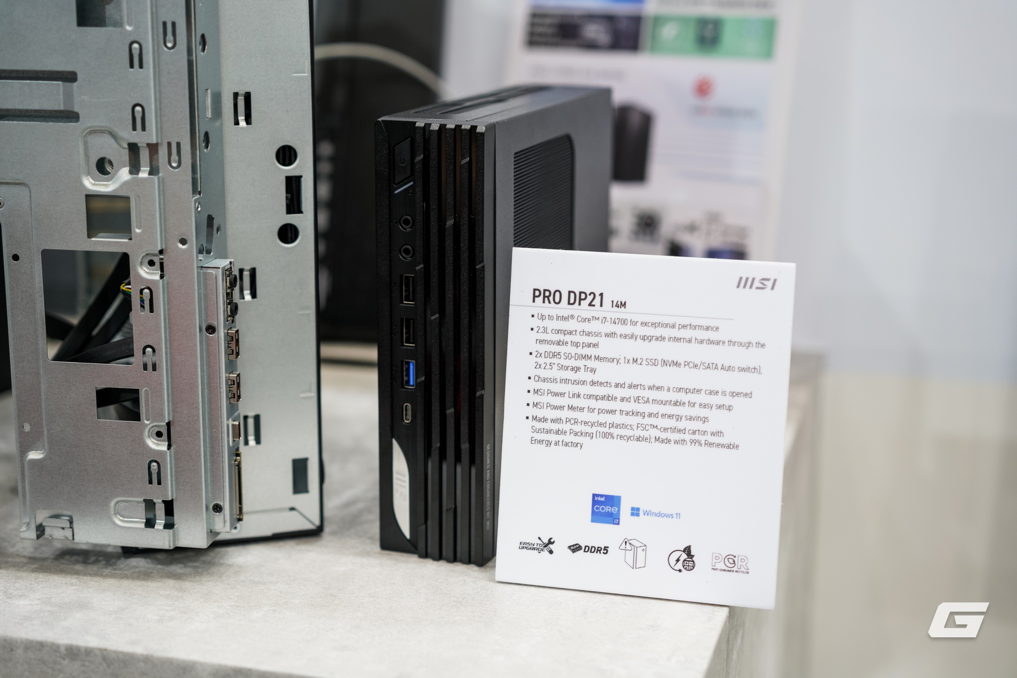 Dạo qua gian hàng MSI tại Computex 2025: GPU mạ Titan, tản nhiệt CPU mà có màn hình... to như smartphone- Ảnh 3. Dạo qua gian hàng MSI tại Computex 2025: GPU mạ Titan, tản nhiệt CPU mà có màn hình... to như smartphone- Ảnh 3.