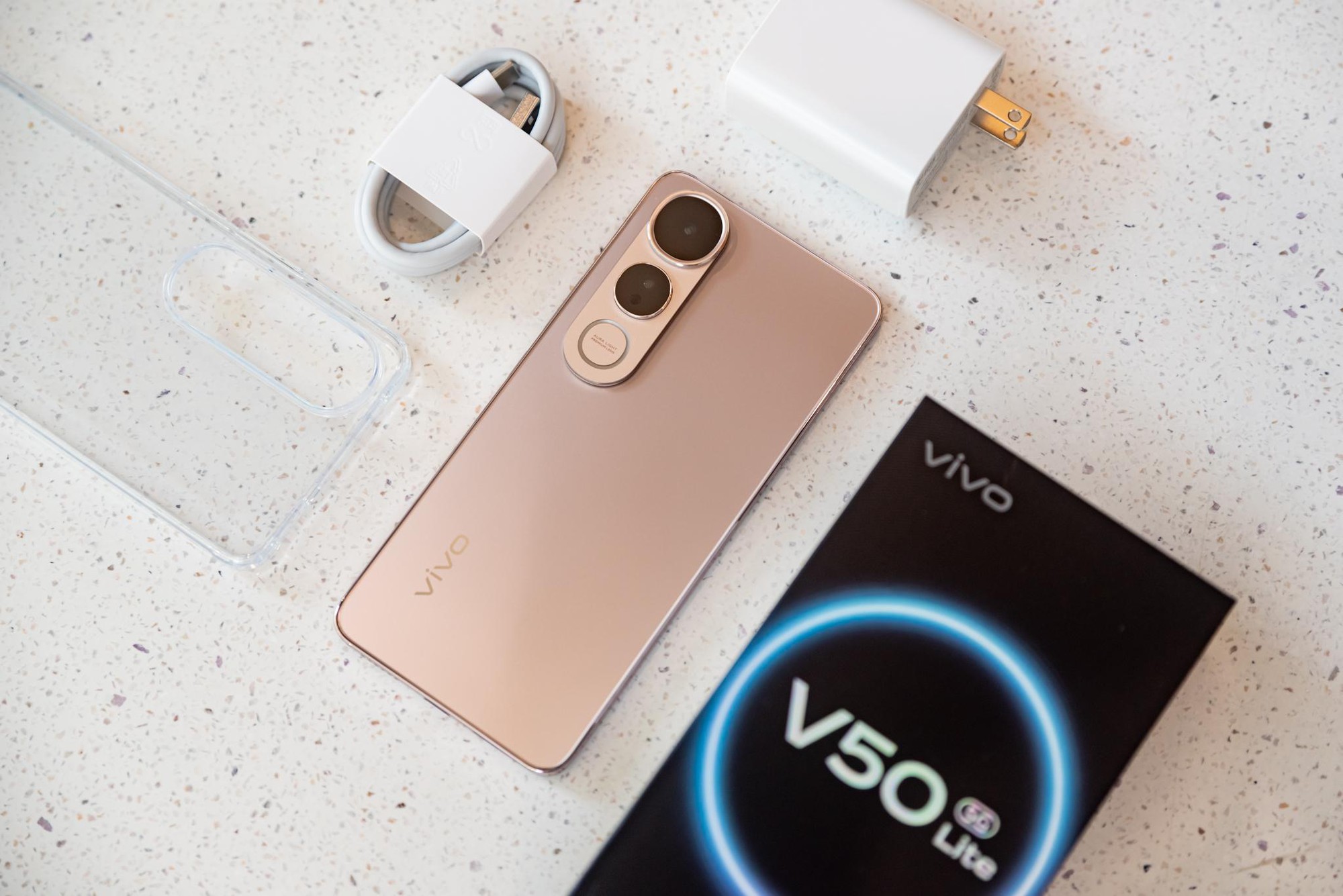 vivo V50 Lite: Chiến thần trong phân khúc tầm trung với pin 6.500mAh, sạc 90W và màn hình 120Hz- Ảnh 1. vivo V50 Lite: Chiến thần trong phân khúc tầm trung với pin 6.500mAh, sạc 90W và màn hình 120Hz- Ảnh 1.