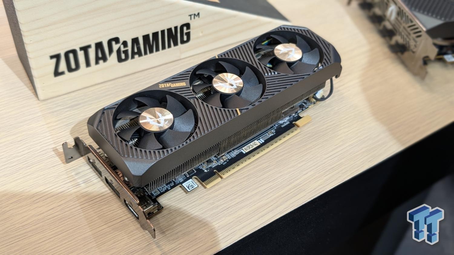 RTX 5060 tí hon vừa ra mắt: Nhỏ bằng lòng bàn tay, nhẹ như đồ chơi nhưng là GPU thật sự- Ảnh 1. RTX 5060 tí hon vừa ra mắt: Nhỏ bằng lòng bàn tay, nhẹ như đồ chơi nhưng là GPU thật sự- Ảnh 1.