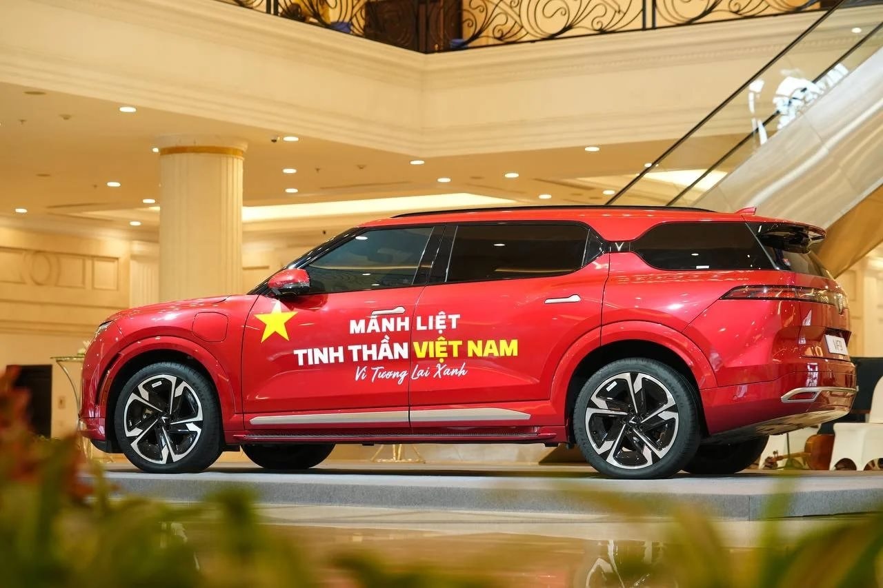 Ông Phạm Nhật Vượng phát động chiến dịch ‘mãnh liệt tinh thần Việt Nam’ lần 3: ưu đãi 4% toàn bộ dòng xe VinFast, muốn ‘tất cả người dân Việt Nam đều là khách hàng thân thiết’- Ảnh 1.
