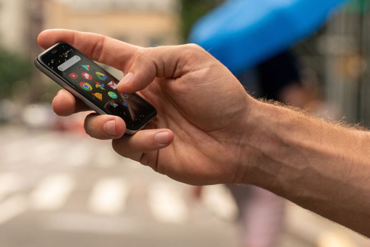 Điện thoại bé xíu lọt thỏm lòng bàn tay, ra mắt từ 2018, cấu hình yếu, ít app, giờ vẫn có người mua với giá 2 triệu- Ảnh 3.