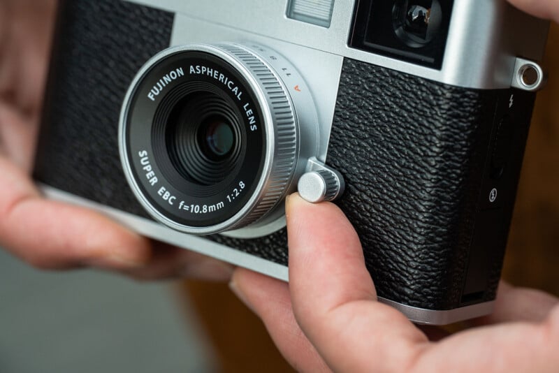 Fujifilm lại vừa ra mắt máy ảnh mới: Nhỏ gọn, hoài cổ, chụp ảnh “chất” như film, giới trẻ Việt khó lòng làm ngơ!- Ảnh 2. Fujifilm lại vừa ra mắt máy ảnh mới: Nhỏ gọn, hoài cổ, chụp ảnh “chất” như film, giới trẻ Việt khó lòng làm ngơ!- Ảnh 2.