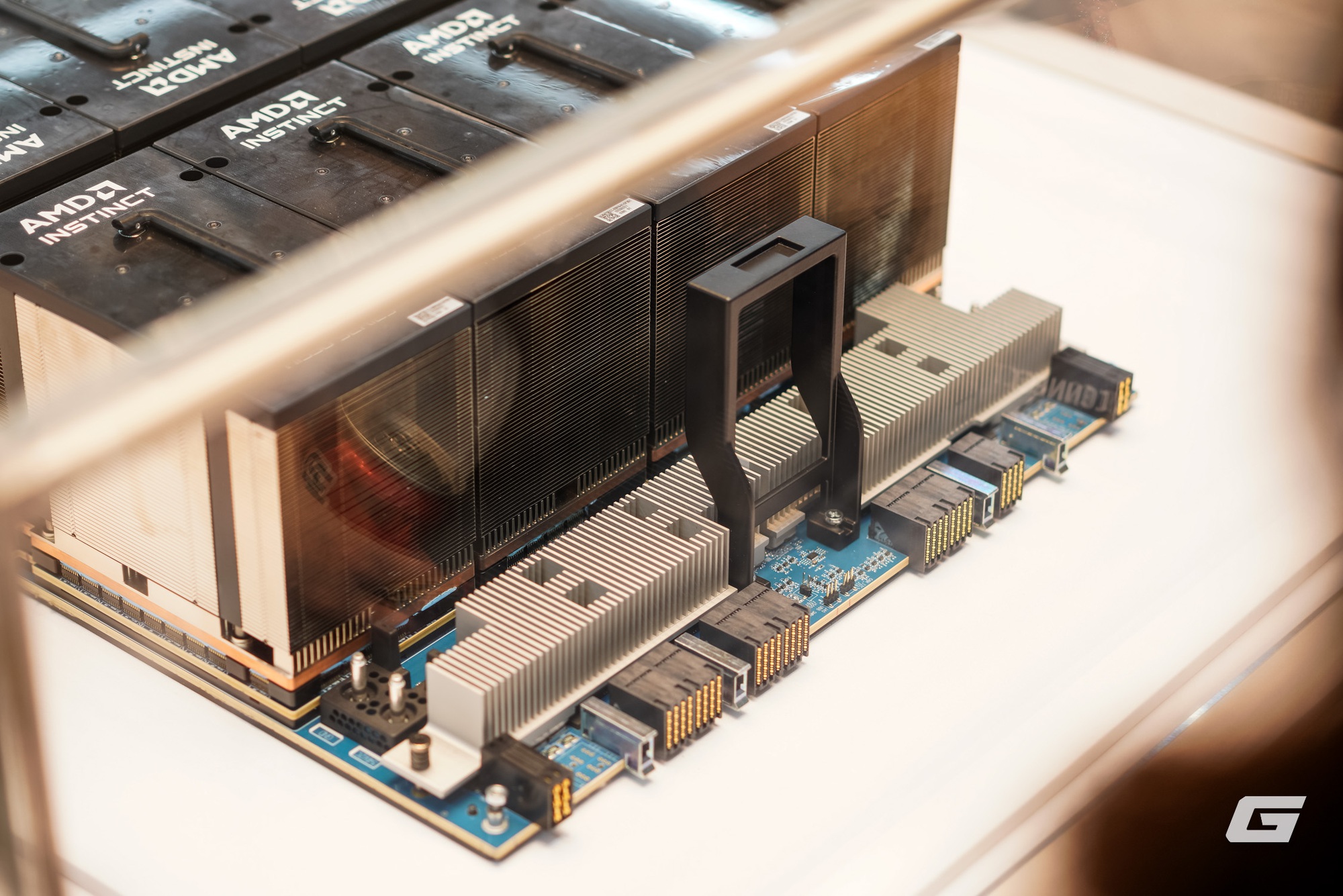 AMD 'tăng ga' trong cuộc đua AI, cung cấp phần cứng đáp ứng nhu cầu trí tuệ nhân tạo cho cả nhà phát triển lẫn người dùng- Ảnh 4. AMD 'tăng ga' trong cuộc đua AI, cung cấp phần cứng đáp ứng nhu cầu trí tuệ nhân tạo cho cả nhà phát triển lẫn người dùng- Ảnh 4.