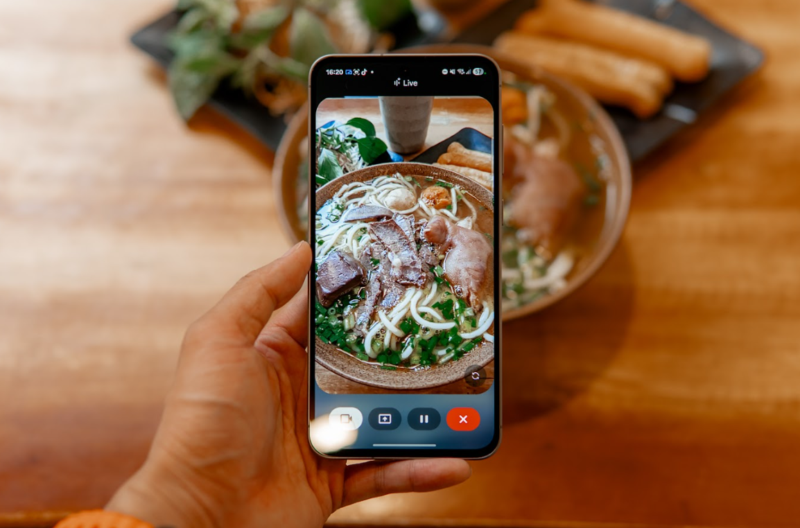 Đi để nếm, để nhớ và để nấu: Hành trình ẩm thực với Galaxy A56 5G và Gemini Live- Ảnh 1. Đi để nếm, để nhớ và để nấu: Hành trình ẩm thực với Galaxy A56 5G và Gemini Live- Ảnh 1.
