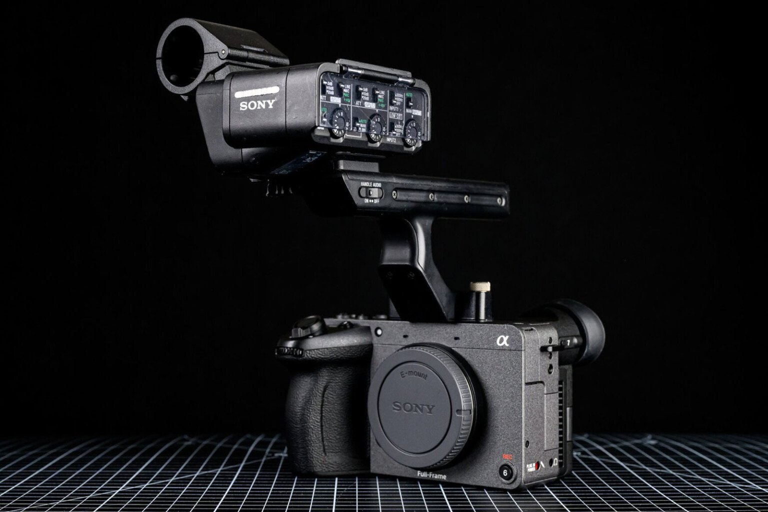 Sony công bố máy quay nhỏ gọn FX2: Ống ngắm điện tử lật lên xuống, rẻ hơn FX3 mà còn nhiều 'chấm' hơn- Ảnh 4. Sony công bố máy quay nhỏ gọn FX2: Ống ngắm điện tử lật lên xuống, rẻ hơn FX3 mà còn nhiều 'chấm' hơn- Ảnh 4.