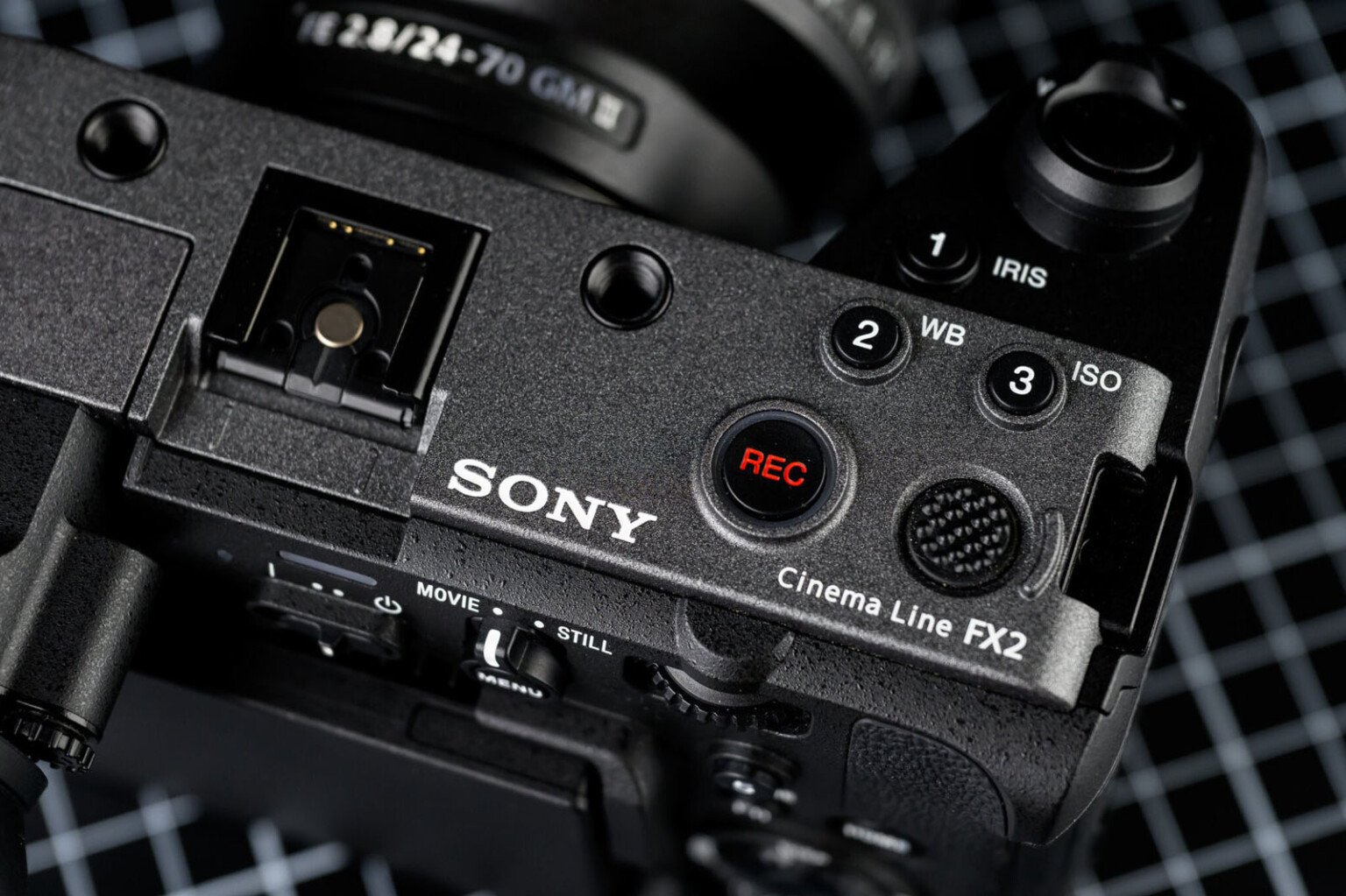 Sony công bố máy quay nhỏ gọn FX2: Ống ngắm điện tử lật lên xuống, rẻ hơn FX3 mà còn nhiều 'chấm' hơn- Ảnh 5. Sony công bố máy quay nhỏ gọn FX2: Ống ngắm điện tử lật lên xuống, rẻ hơn FX3 mà còn nhiều 'chấm' hơn- Ảnh 5.