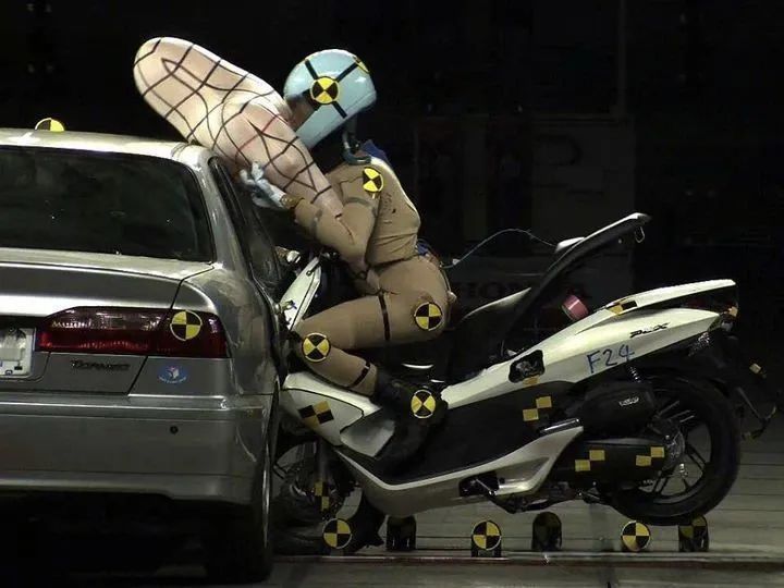 Hé lộ bằng sáng chế túi khí trên Honda PCX: Xe tay ga có thể sớm được trang bị công nghệ từng chỉ có trên ô tô- Ảnh 4. Hé lộ bằng sáng chế túi khí trên Honda PCX: Xe tay ga có thể sớm được trang bị công nghệ từng chỉ có trên ô tô- Ảnh 4.