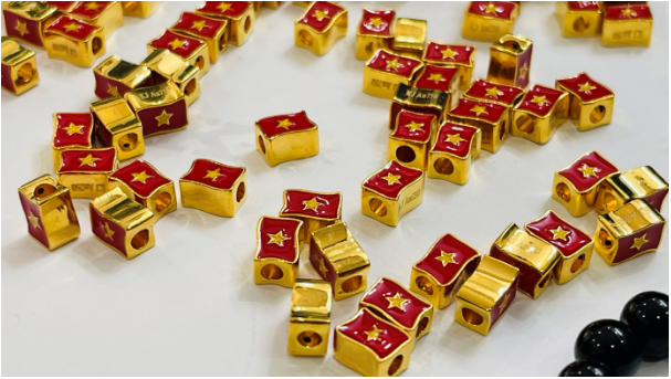 Charm vàng 18k quốc kỳ Việt Nam dịp 30/4 và 2/9 được mọi lứa tuổi yêu thích- Ảnh 1. Charm vàng 18k quốc kỳ Việt Nam dịp 30/4 và 2/9 được mọi lứa tuổi yêu thích- Ảnh 1.