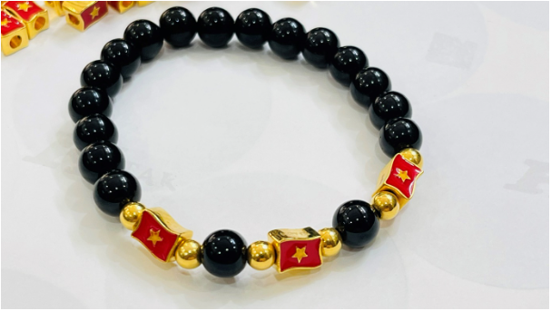 Charm vàng 18k quốc kỳ Việt Nam dịp 30/4 và 2/9 được mọi lứa tuổi yêu thích- Ảnh 3. Charm vàng 18k quốc kỳ Việt Nam dịp 30/4 và 2/9 được mọi lứa tuổi yêu thích- Ảnh 3.